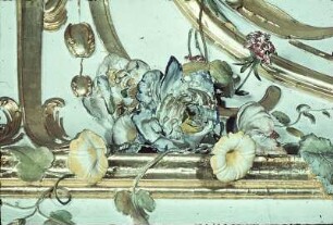 Deckendekoration aus verschiedenen Blumen und Rocaillen