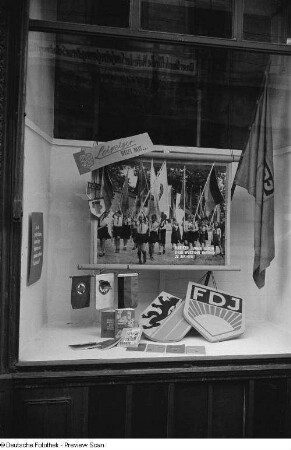 Sichtwerbung für das IV. Parlament der FDJ in einem Schaufenster