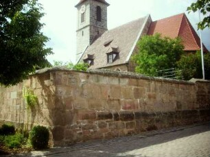 Ansicht von Südosten mit Kirche (im Kern Gotisch) über Kirchhofmauer (Wehrgang mit Steinbrüstung im 18 Jh abgetragen)