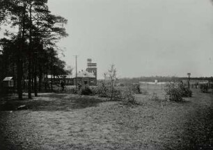 Flughafen Heller. Blick zum Abfertigungsgebäude mit Kontrollturm