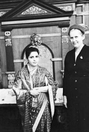 Freiburg: Rathaus; Unesco-Konferenz orientalische Kultur; Frau Dr. Berg (Pakistan), Frau Prof. Staudinger