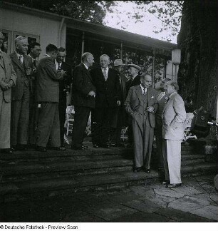 Treffen der Nobelpreisträger in Lindau am Bodensee: Frédéric Joliot Curie, Artturi Iilmari Virtanen, Paul Karrer, Richard Laurence Millington Synge, Alexander Robert Todd und Otto Hahn