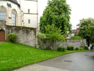 Ansicht Ostnordosten mit Kirche (Romanische Gründung mit Gotischer Erneuerung) über Kirchhofmauer (Wehrgang mit Steinbrüstung im 19 Jh abgetragen) von Feldseite