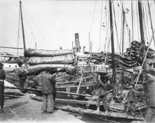 Am Hafen : Männer beim Löschen von Ladung