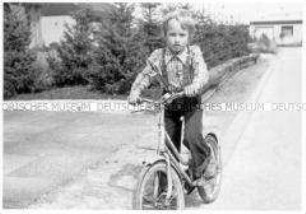 Junge auf einem Fahrrad (Altersgruppe bis 14)