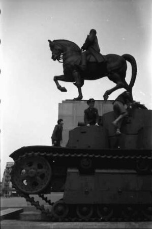 Bukarest: Carol I.-Denkmal flankiert von Tanks