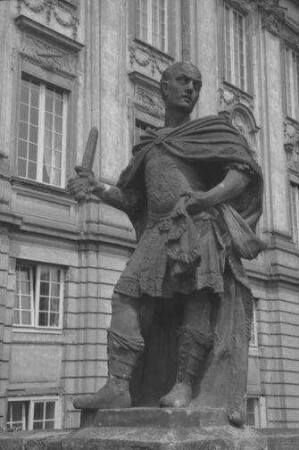 Ansbach: Figur an Schlosseingang