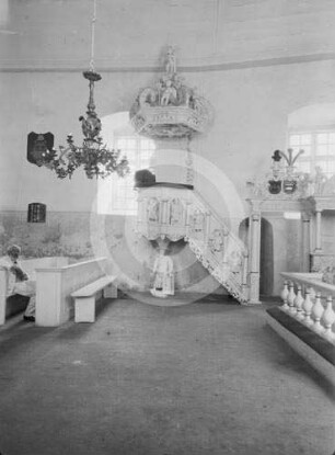 Gemeinderaum der Evangelischen Kirche Neu-Autz mit Kanzel