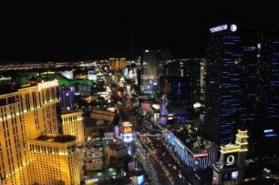 Nächtliches Las Vegas : Blick vom Nachbau des Pariser Eiffelturms am Las Vegas Boulevard auf das am Abend beleuchtete Las Vegas, aufgenommen am 8. August 2012