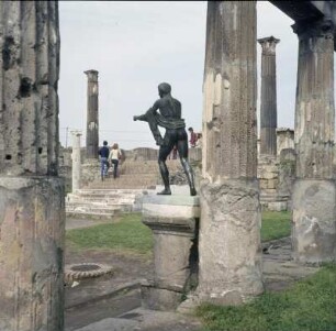 Pompeji. Statue vor dem Tempel des Apollon