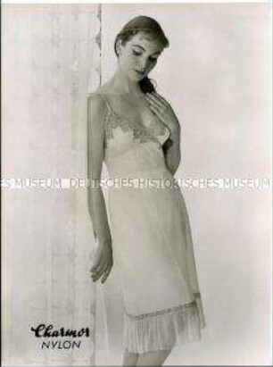 Modeaufnahme, Charmor-Nylonunterkleid