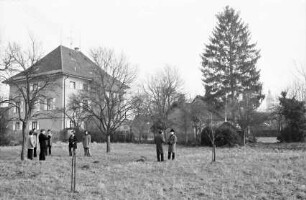 Rheinhausen: Pfarrhaus, Gartenseite, mit Teilnehmern