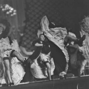 Auftritt einer Gruppe von Cancan-Tänzerinnen in einem Varieté