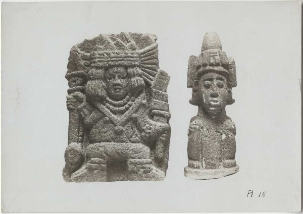 "Zwei Darstellungen (Tezontli) des Frühlingsgotes Xipe; die linke Figur in Tanzstellung (?) mit Tlachieloni (Sehinstrument) und reichem Schmuck, die rechte in Hockstellung mit der Charaktieristischen Xipe- Mütze. Höhe: 22 cm"