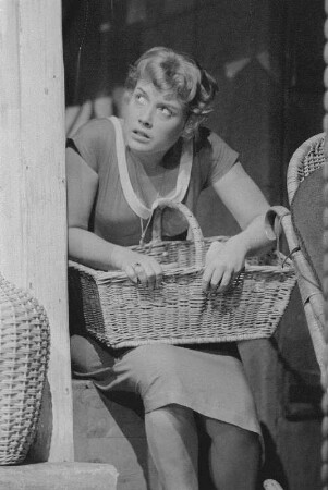 Szenenbilder aus "Zum goldenen Anker" von M. Pagnol, mit U.Thein als Marius u. a., Kammerspiele (Deutsches Theater), Berlin, 12.10.1956