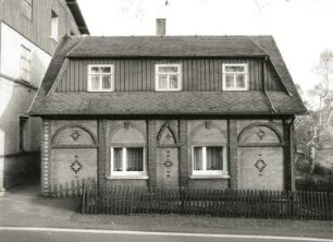 Deutschneudorf, Talstraße 38. Wohnhaus mit Einfriedung. Straßenfront