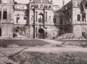 Dresden. Ruine vom Palais im Großen Garten (seit 1676; J. G. Starck). Teilansicht der Teichseite