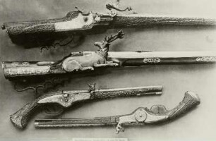 Pirschbüchsen und Jagdpistolen: oberste Büchse und Pistolen: Jagdgarnitur Johann Georgs II. und zweite Büchse von oben: Büchse Friedrich Wilhelms von Brandenburg