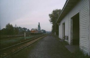 Rathenow-Süd Lok 219 043 Nahverkehrszug DR-Reisezugwagen Wartehalle Bahnsteig