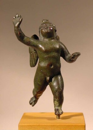 Römische Amorstatuette, vor Venus fliehend