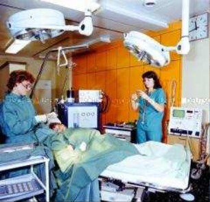 Patientin im Operationssaal der Charité in Berlin (Ost)