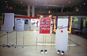 Sparkasse Holstein: Hauptstelle in der Hagenstraße: Halle im Erdgeschoss mit verschiedenen Informationsständern