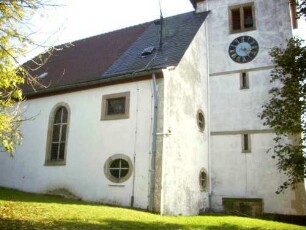 Kirche von Norden-Kirchturm 14 Jh mit Schlitzscharten in den Mittelgeschossen-Langhaus 1706 nach Norden erweitert (ursprünglich Romanisch)
