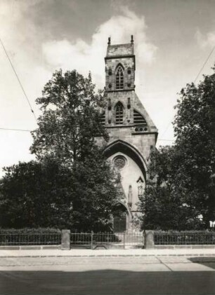 Košice (Kaschau). Begräbniskapelle St. Michael. Westseite mit Portal (Peter-Parler-Schule)