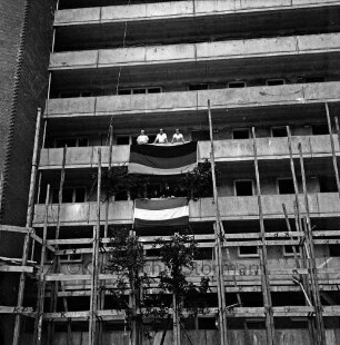 Reeshoop-Gelände: Hermann-Löns-Straße: Richtfest: achtgeschossiges Hochhaus der Gemeinnützigen Wohnungsbaugenossenschaft "Südstormarn": Teilansicht