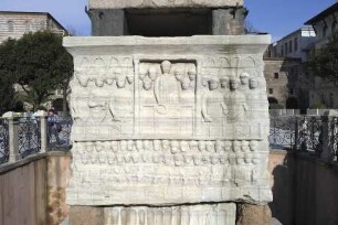 Sogenannter Theodosius-Obelisk — Sockel des Theodosius-Obelisken — SO-Seite: Kaiser Theodosius und Söhne als Zuschauer beim Wagenrennen