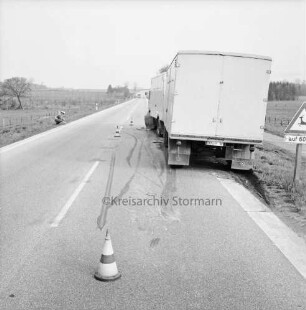 B 404: bei Blumendorf: Verkehrsunfall: Zusammenstoß von Lastzug und Pkw: Unfall-Lastzug an rechtem Straßenrand [Rückenansicht]: auf Straße Bremsspuren, Leitkegel: hinten links an Straßenrand Polizist in Hocke: rechts Verkehrsschild, Fahrradweg: im Hintergrund Auto: Zäune, Weiden