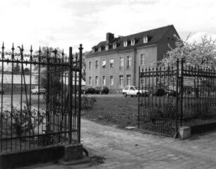 Dresden-Altstadt, Stübelallee 2. Botanischer Garten der Technischen Universität Dresden, Gewächshaus und Verwaltungsgebäude