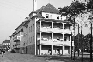 Coswig. Kreispflegeheim Wettinstift (1913, 1919-um 1935; E. Pönisch). Eingangsseite eines Erweiterungsbaus, Männerheim