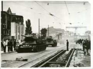 Sowjetische Panzer auf dem Leipziger Platz