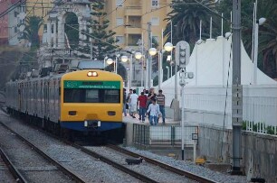 Estoril bei Lissabon - Nahverkehr : S-Bahn im Bahnhof des Badeortes Estoril bei Lissabon, aufgenommen 2006