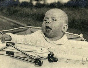 Säugling im Kinderwagen