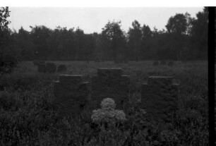 Donsbrüggen: Soldatenfriedhof, Kreuze