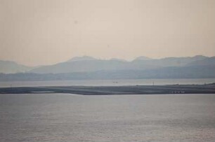Nizza - Airport : Abends Blick über die Bucht von Nizza zur Landebahn des Flughafens, aufgenommen 2006
