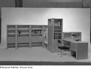 Anbauwand : Arbeitszimmer mit Anbaumöbeln "Simplex-Möbel" (1972; Hochschule für Kunst und Design Halle (Burg Giebichenstein)). Ansicht mit Schreibplatz sowie Schrank- und Regalteilen
