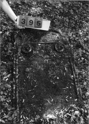 Grabstein 395 (Index: 99790820) Zustand: sehr stark verwittert Maße HxBxT: 97x60xo.A. cm: Grabstein 395
