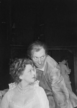 Szenenbilder aus "Das verlorene Gesicht" von G. Weisenborn, Regie H. Lietzau, mit C. Raddatz u.a., Schloßparktheater Berlin, Uraufführung 20.04.1956