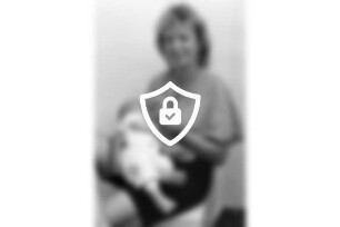 Stillgruppe Bad Oldesloe: Mühlenstraße, Bürgerhaus: Frau bei Stillen von Säugling: 2. [Name maskiert]