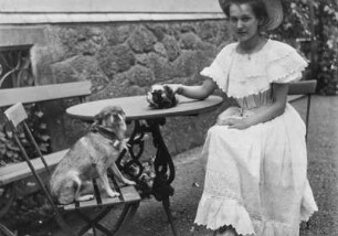 Elfriede Apel : Portrait Elfriede Apel mit Hund und Meerschwein, aufgenommen vermutlich in Dresden, Regerstraße 22