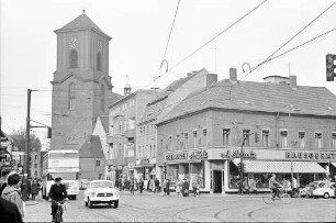 Berlin; Spandau: Karl Schurz Straße - Ecke Marktplatz mit Turm der Nicolaikirche