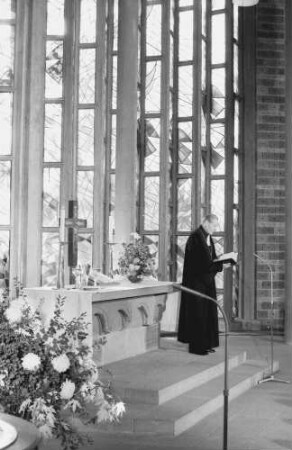Freiburg: Ludwigskirche, Gottesdienst, Landesbischof Heidland am Altar