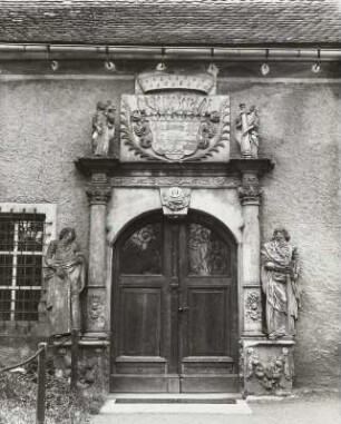Meißen. St. Afra, Schleinitzkapelle, Südvorhalle, Südtor. Portal (um 1690)