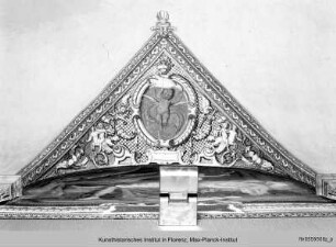 Lünettenfolge mit der Geschichte der Psyche : Gewölbezwickel mit Grotesken und einem Putto mit leerem Wappenschild