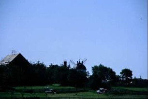 Windmühle ragt über Dächer