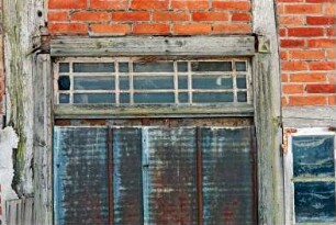 Hauptstraße (52): Bauernhaus aus Fachwerk: Giebelseite Wohntrakt: Detailaufnahme: Oberlicht über Tür