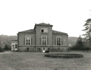 Dresden-Blasewitz, Tolkewitzer Straße 53. Villa (um 1875). Gartenansicht mit Brunnenbecken